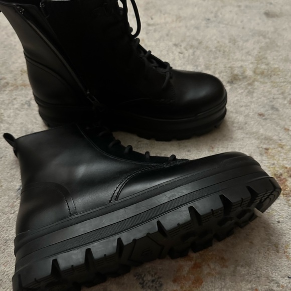 UGG SIDNEE BLACK WATERPROOF LEATHER COMBAT SHORT BOOTS SIZE US 8 WOMEN - Picture 9 of 10